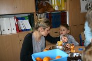 Fotografia: Wsp&oacute;lne tworzenie pomarańczowej choinki